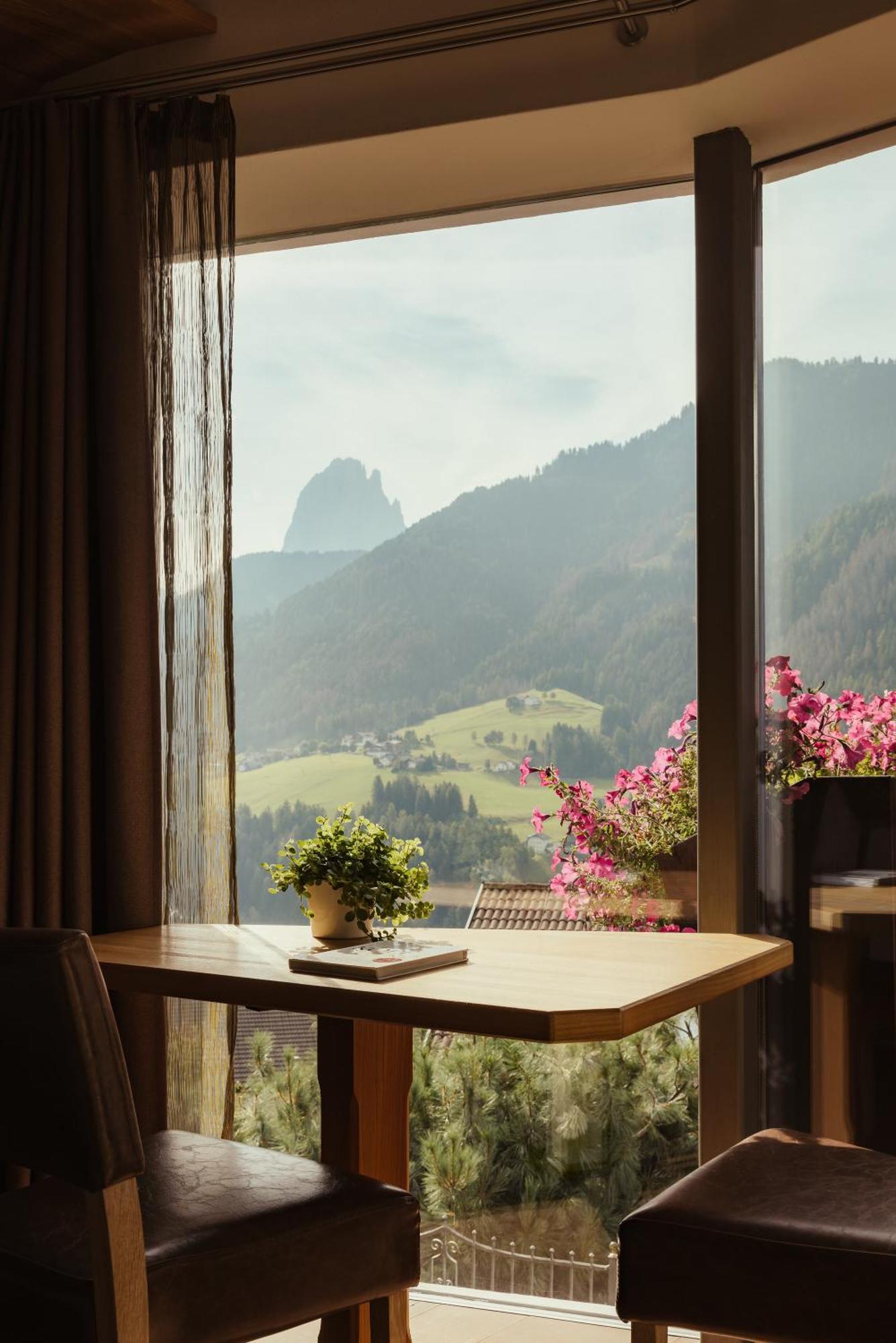 Hotel Grien Urtijëi Dış mekan fotoğraf