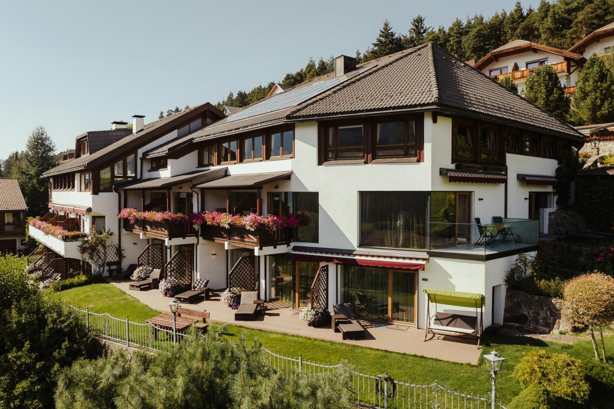 Hotel Grien Urtijëi Dış mekan fotoğraf